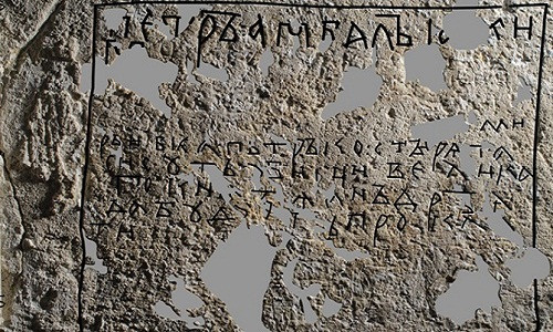 Trên bức tường nhà thờ chi chít danh sách tên những kẻ giết người. Ảnh: Discovery News.