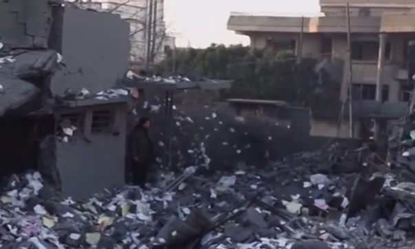 Cảnh tan hoang tại ngân hàng của IS sau vụ không kích hôm 11/1.