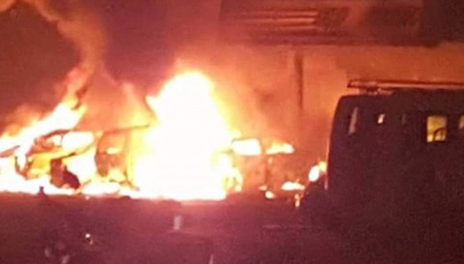 Lửa khói bốc lên ngút trời - Ảnh: Twitter