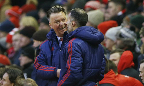 Van Gaal và trợ lý Ryan Giggs vui mừng với chiến thắng. Ảnh: Reuters.