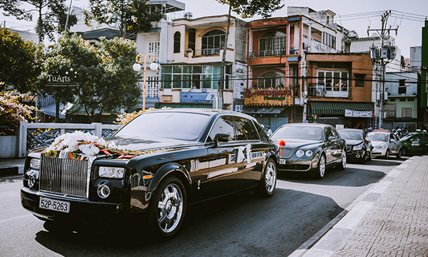 Đám cưới tiền tỷ, rước dâu bằng máy bay và siêu xe