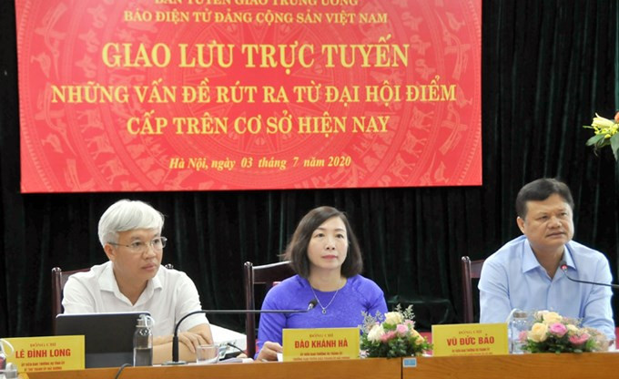 Các khách mời tham dự cuộc Tọa đàm "Những vấn đề rút ra từ đại hội điểm cấp trên cơ sở hiện nay"