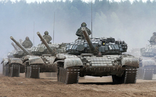 Quân đội Nga diễn tập chiến thuật xe tăng mới toanh