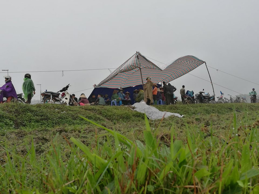 Vì sao người dân chặn xe vào bãi rác Nam Sơn?