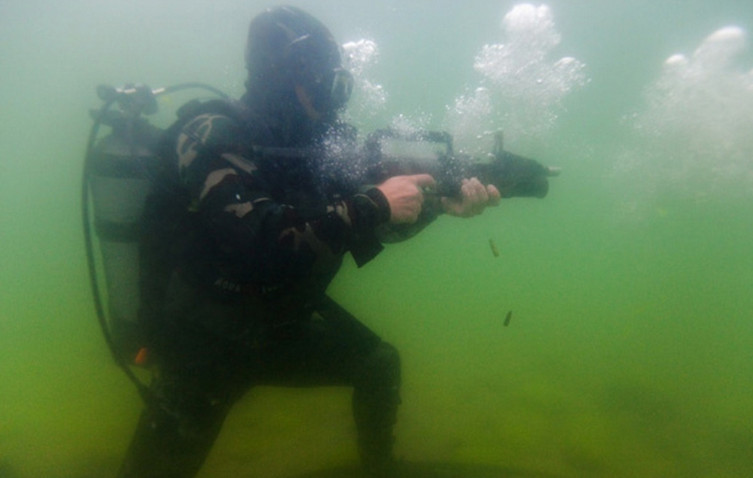 Súng trường ADS 'lưỡng cư' độc nhất vô nhị của Nga phô diễn sức mạnh