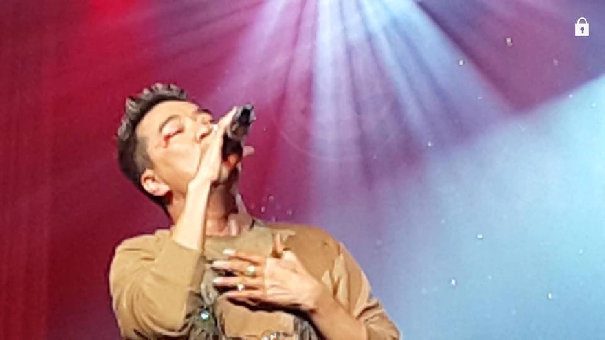 Diễn quá sung, Đàm Vĩnh Hưng gặp tai nạn chảy máu mắt