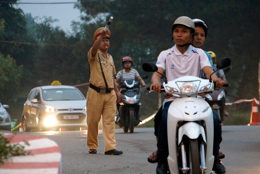 Lực lượng CSGT phân luồng từ xa để đảm bảo giao thông thông suốt trong suốt quá trình diễn ra Lễ hội Đền Hùng năm 2016
