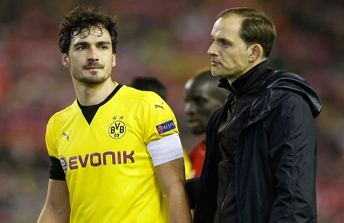 Tuchel an ủi cầu thủ Dortmund tan trận. Ảnh: Reuters.
