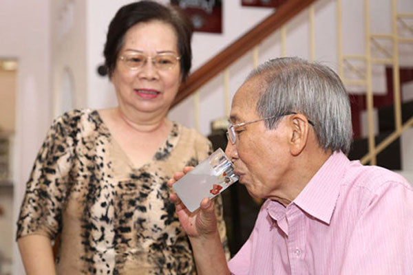 Nghệ sĩ Ngọc Hân luôn ân cần chăm sóc người bạn đời (Ảnh: Tiến Quyền)