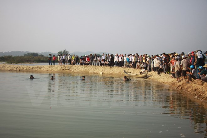 Tìm kiếm các thi thể học sinh bị nạn.