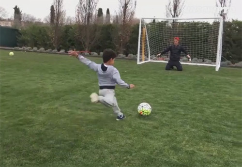 Ronaldo Jr. tung cú sút về phía khung thành do bố đang trấn giữ.