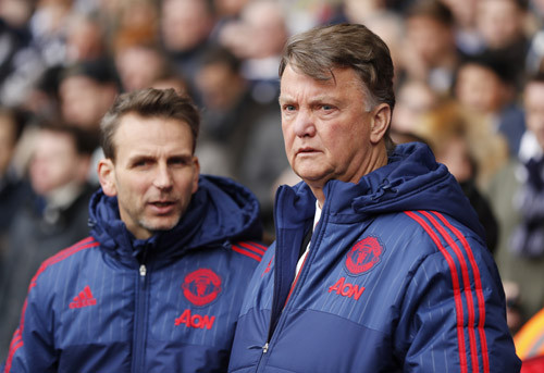 Niềm tin dành cho Van Gaal tỉ lệ thuận với thành tích của Man Utd. Ảnh: Reuters.