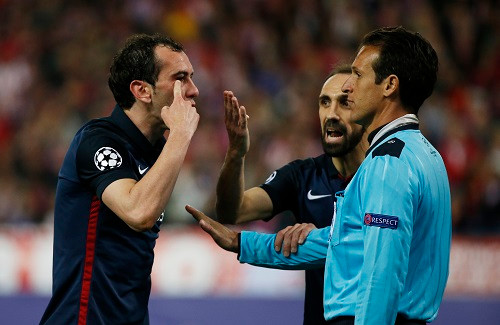 Gabi phàn nàn với trọng tài sau khi bị Suarez phạm lỗi.