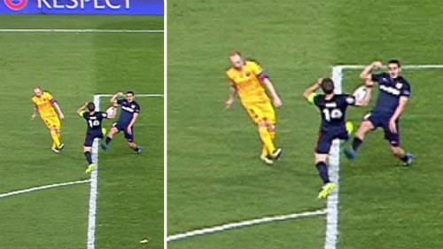 Tình huống bị từ chối phạt đền của Barca cuối trận. 