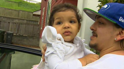 Cô bé chậm phát triển đã gọi tiếng mẹ đầu tiên ngay khi thoát chết. Ảnh: Nydailynews.