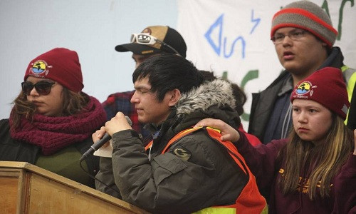 Thổ dân Attawapiskat thuyết trình về nạn tự tử hôm 7/4. Ảnh: Reuters