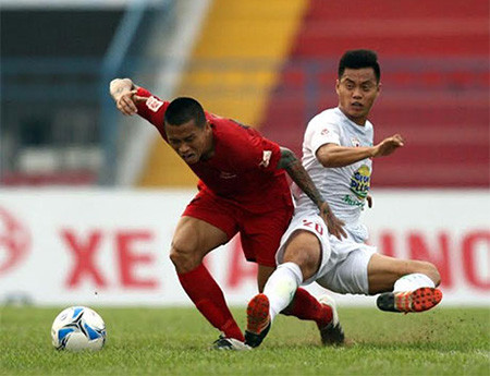 Hải Phòng (áo đỏ) gây bất ngờ bằng việc giữ ngôi đầu của giải sau 6 vòng đấu (ảnh: Minh Phương)