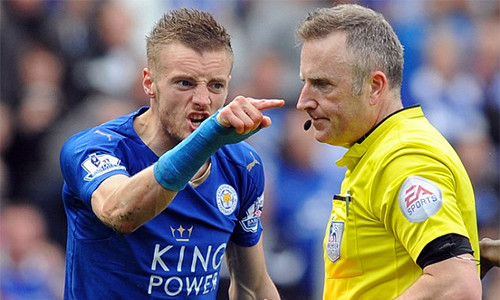 Chỉ mặt và nổi cáu với trọng tài là tình tiết tăng nặng khi FA muốn kỷ luật Vardy. Ảnh: AP.