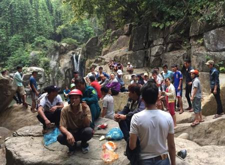 Người dân đến vui chơi hoảng hốt trước cái chết bí ẩn của nạn nhân đang học lớp 12.