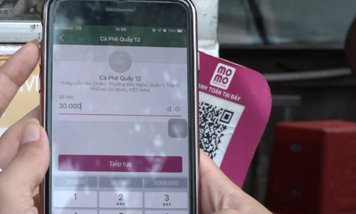 Ăn hàng rong quét mã vạch để thanh toán ở Sài Gòn