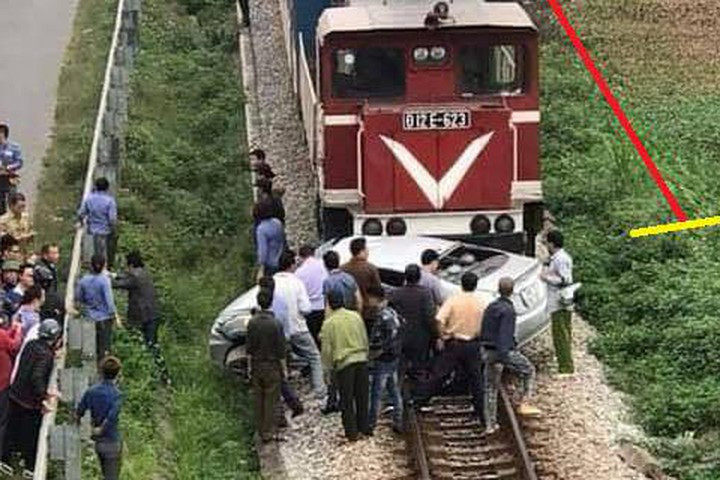 Clip: Hiện trường tàu hỏa tông bay ô tô khiến 5 người thương vong ở Hải Dương
