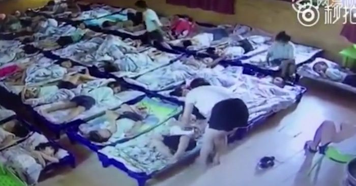 Dùng kẹp giấy đâm hơn 20 trẻ bầm tím người, cô giáo lĩnh 8 tháng tù