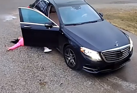 Cặp vợ chồng cùng lúc đột quỵ khi ra khỏi xe hơi