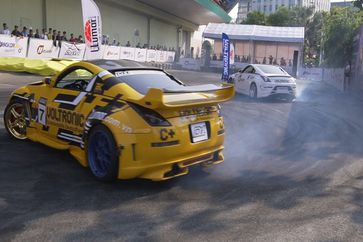 Màn trình diễn ôtô mạo hiểm tại Sài Gòn