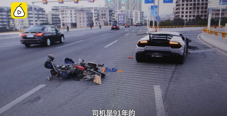 Video: Lamborghini Huracan đâm xe máy ở vận tốc 160 km/h