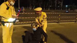 'Quái xế' phi thẳng xe vào CSGT nhưng bị quật ngã tại chỗ