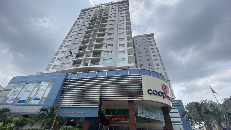 Nhậu say cầm súng đồ chơi đánh bảo vệ cao ốc