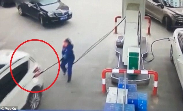 Clip: Lái xe khi chưa rút vòi bơm, nữ tài xế kéo đổ cả cây xăng