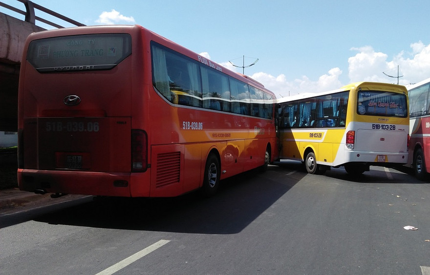 2 chiếc xe khách tại hiện trường
