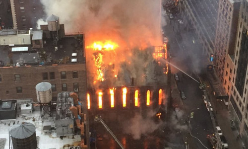 Lửa khói bốc lên ngùn ngụt từ nhà thờ Saint Sava. Ảnh: AP