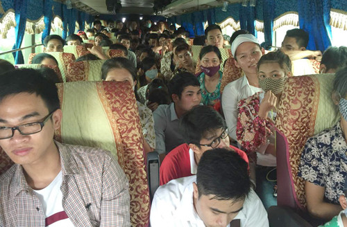 Xe khách Phượng Hưng chạy tuyến Ý Yên (Nam Định) - Mỹ Đình (Hà Nội) 29 chỗ chở tới 90 người. Ảnh: Sơn Dương.