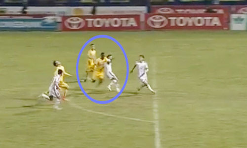 Tình huống va chạm dẫn đến quả phạt đền tranh cãi trên sân Thanh Hoá. Ảnh chụp màn hình.