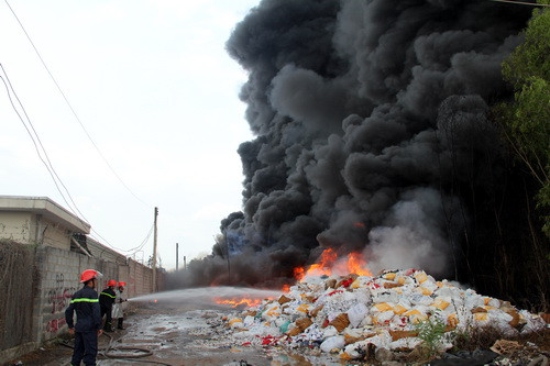 Cảnh sát nỗ lực khống chế đám cháy. Ảnh: Phước Tuấn