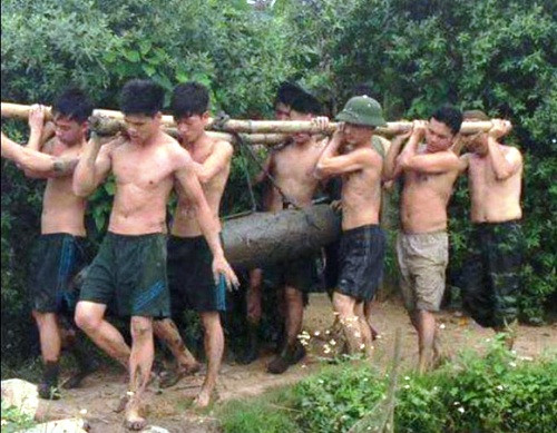 Lực lượng Công binh (Bộ Chỉ huy quân sự Hải Phòng) di chuyển 4 quả bom dưới ao cá nhà ông Chiêu về kho tập kết, chờ xử lý. Ảnh: Trung Kiên - Bộ Chỉ huy quân sự Hải Phòng.