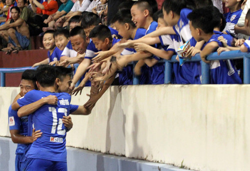 Vũ Minh Tuấn (Quảng Ninh) chia vui cùng đồng đội và người hâm mộ. Ảnh: Trung Kính