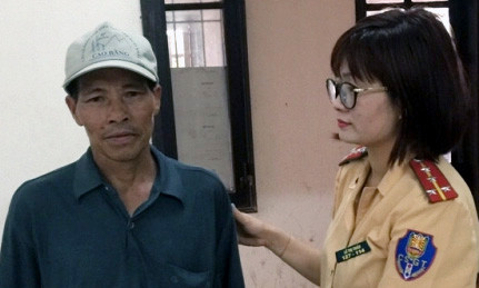 Ông Thành được Đại úy Lê Thị Thảo và các cán bộ chiến sỹ Đội CSGT - CAH Thanh Trì tận tình chăm sóc trong thời gian tìm người thân và chờ gia đình đến đón.