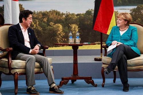 Thủ tướng Nhật Shinzo Abe và Thủ tướng Đức Angela Merkel. Ảnh: AFP
