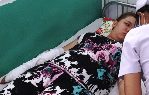 Vết thương trên cánh tay chị Yến dài 20 cm. Ảnh: Hải Hiếu