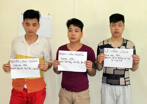 Nhóm thanh niên ra đầu thú tại cơ quan công an.