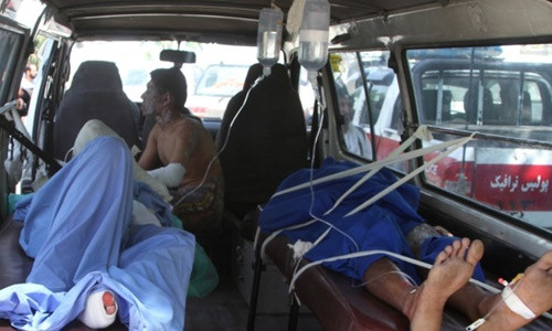 Các nạn nhân được chăm sóc bên trong xe cứu thương. Ảnh: AP