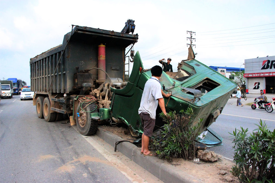 Phần cabin của chiếc xe tải gần như rời khỏi xe...