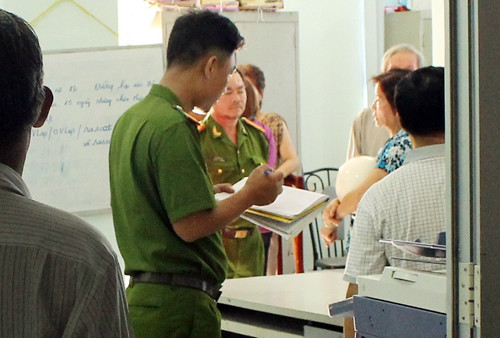 Cảnh sát điều tra nguyên nhân tử vong của ông lão. Ảnh: X.Ngọc