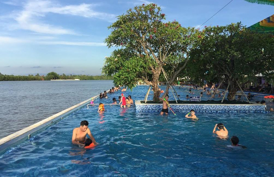 Hồ bơi tại KDL The BCR quận 9 , nơi xảy ra vụ tai nạn.