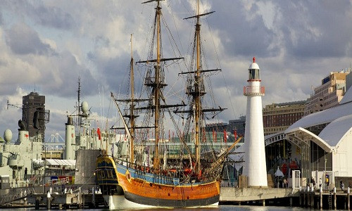 Bản phục dựng tàu Endeavour ở cảng Sydney, Australia. Ảnh: David Steele.