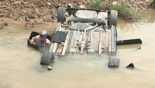 Hiện trường chiếc xe bị chìm. Ảnh: Phi Hoàng.