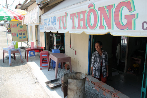 Căn nhà thấp hơn mặt đường hơn 0,5 m ở đường An Dương Vương. Ảnh: T.N